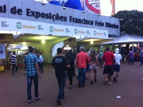Milhares de pessoas visitam a Expoingá neste feriado, dia de entrada com o quilo de alimento